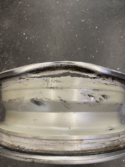 grote scheur binnenkant Suzuki velg