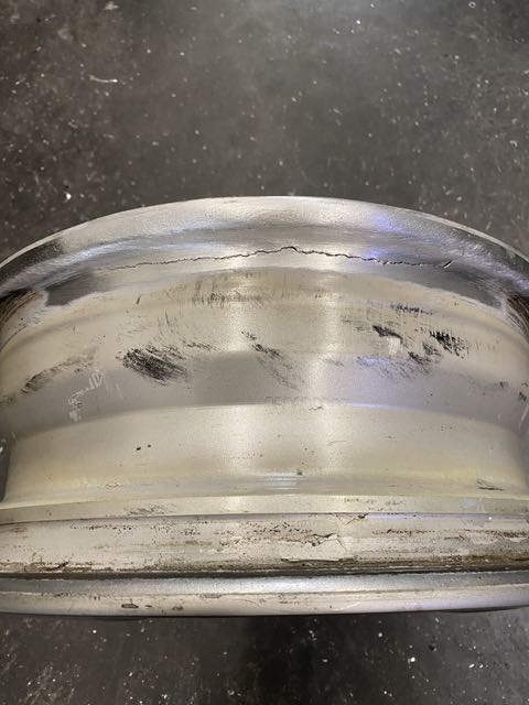 Originele Suzuki velg gescheurd