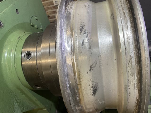 Gedeukte Gescheurde Suzuki velg gerepareerd