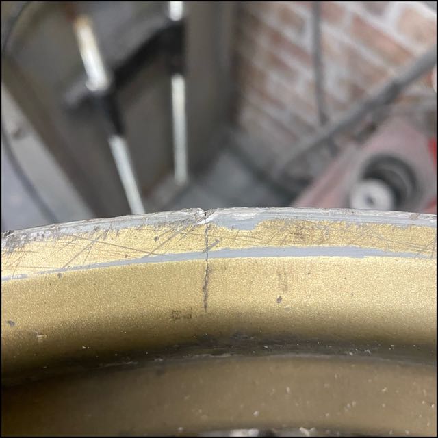 Scheur door kerf schade aluminium velg